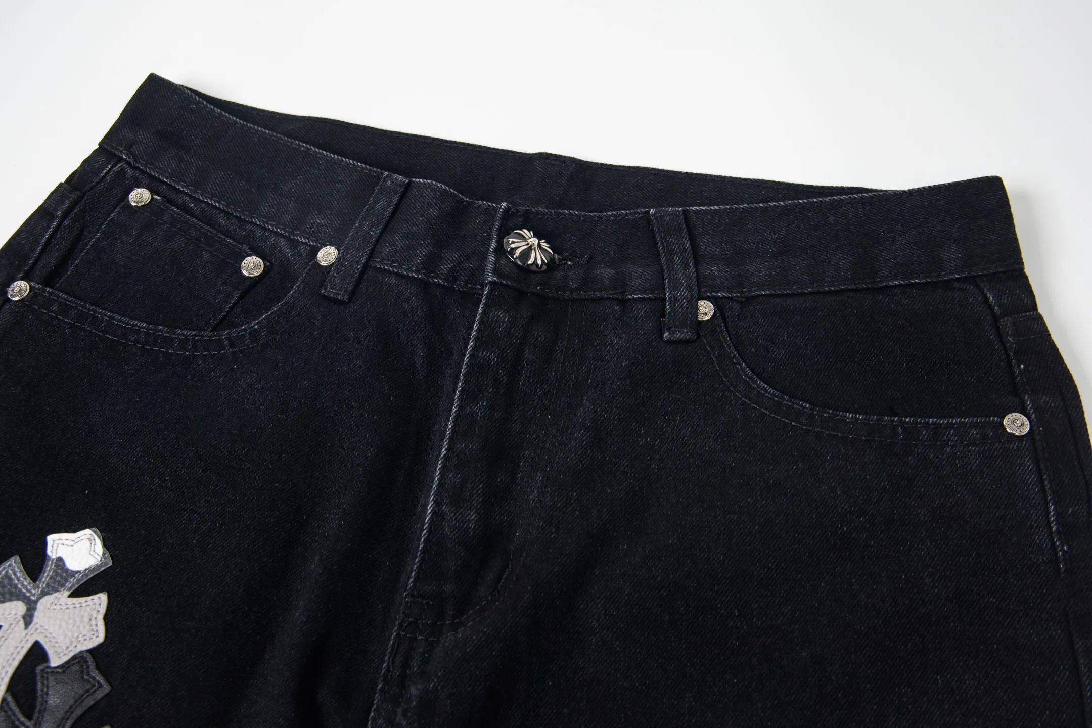 P260 Chrome Hearts Chrome Hearts Black Multi-leather Elements Full of Details Washed Jeans Authentically Restore the Ultimate Vintage Texture Three-Dimensional Fit Loose and Comfortable, Not Slimming Appearing Tall and Slim Made by a Manufacturer Original Quality Control Same Style for Men and Women Can Be Matched for Couples Versatile Recommendations Must-Have Jeans for All Seasons Fashionistas Have Been Disappointed From the Quality Selection of Fabrics, Cutting of Details, and Matching of Patterns, Everything Is Impeccable! The upper body is so handsome when worn...it can be easily worn by men, women and children! The craftsmanship is made of heavy-duty washed pure cotton denim fabric. After washing, it is soft and thick. It is very stylish when worn on the body. Style number: 1775# Color: black Size: 28 30 32 34 36